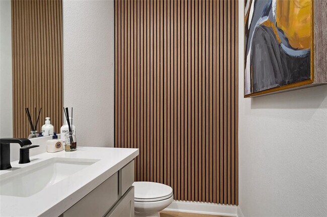 Foto del edificio - 682 Two Creeks Ln