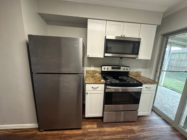 Building Photo - 811 McClenny Dr