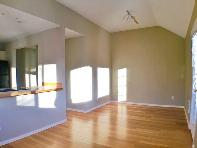 Foto del edificio - LARGE REENLAKE HOUSE 4 BEDROOMS 2 CAR GARAGE