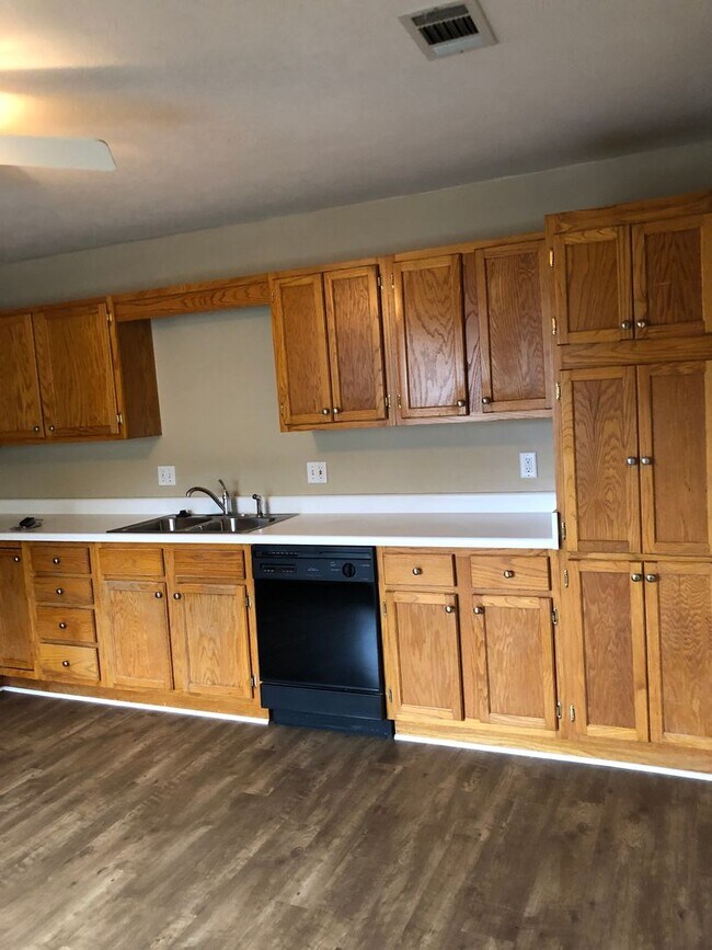 Foto del edificio - Charming 3-Bedroom Home in Northfield — Ready to Rent!