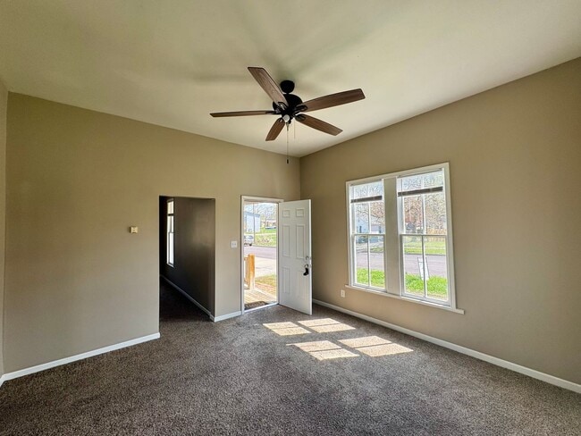 Building Photo - One Bedroom House Close to Campus!!