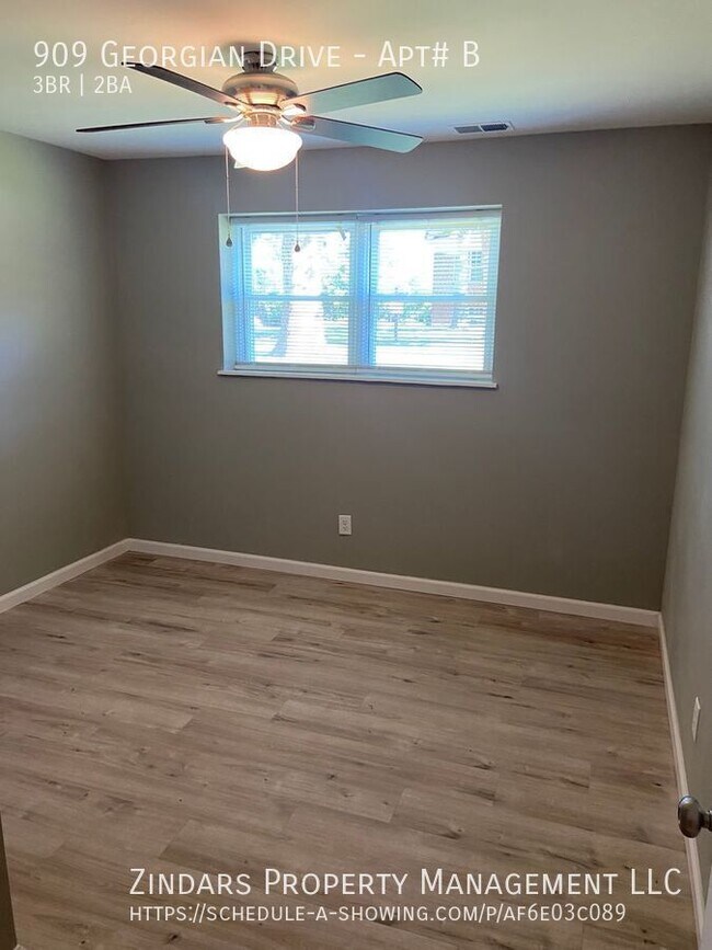 Foto del edificio - 909 Georgian Dr