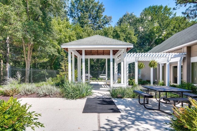 Building Photo - Allyson Gardens