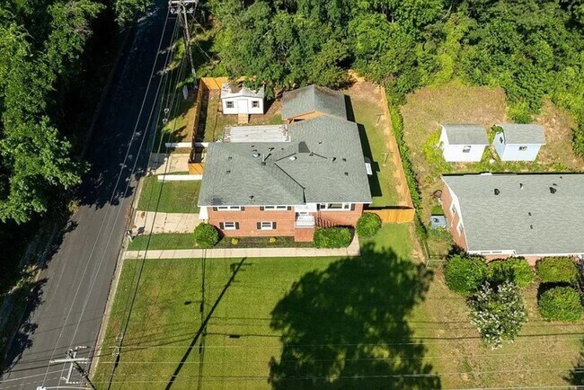 Building Photo - 803 Lichfield Rd