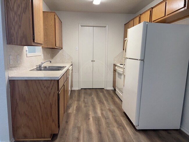 Building Photo - 2601 Lucille Dr