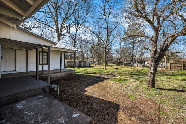 Foto del edificio - Spacious 4-Bedroom Beauty in Sylacauga – Huge Deck, Carport & Tons of Charm!