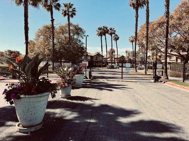 Foto del edificio - Chula Vista 3 Bedroom 2.5 bath townhome style corner unit