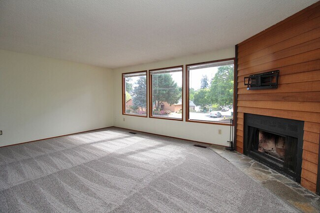 Building Photo - Cute and Spacious 3 Bedroom Tri-Level Dupl...