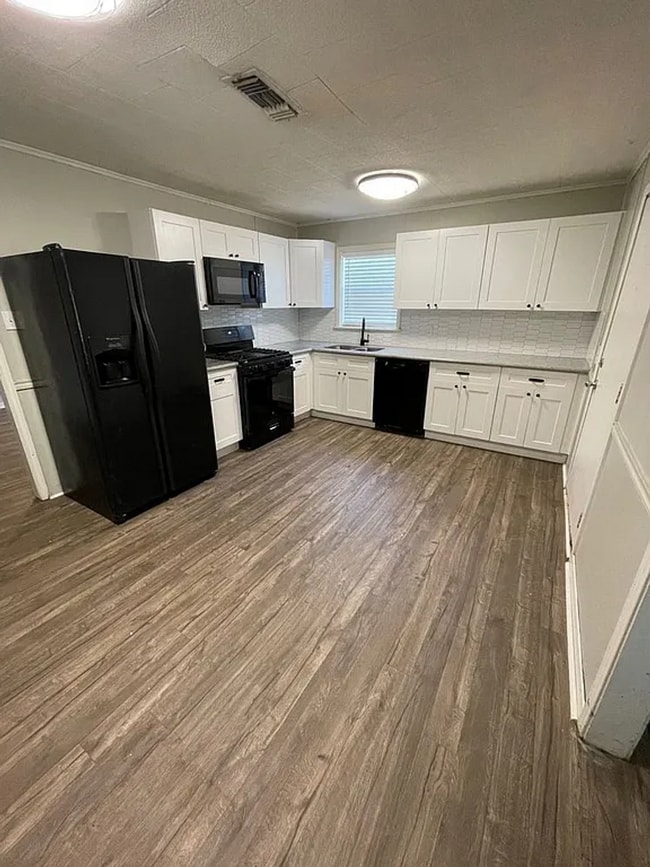 Foto del edificio - 6352 Diamond Ave