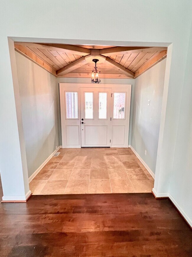 Foto del edificio - Rare rental opportunity in gated Garden Park!