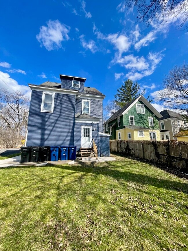 Building Photo - 300 Milburn Dr