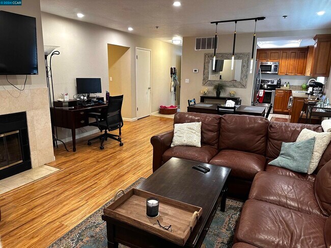 Building Photo - 1352 Las Juntas Way
