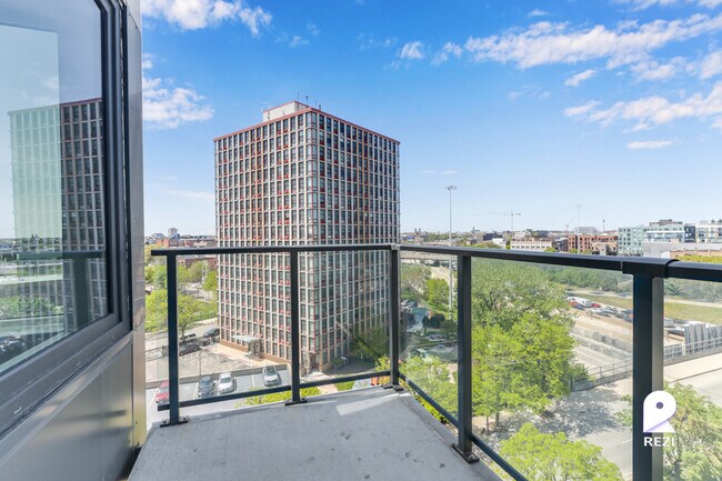 Building Photo - 670 N May St