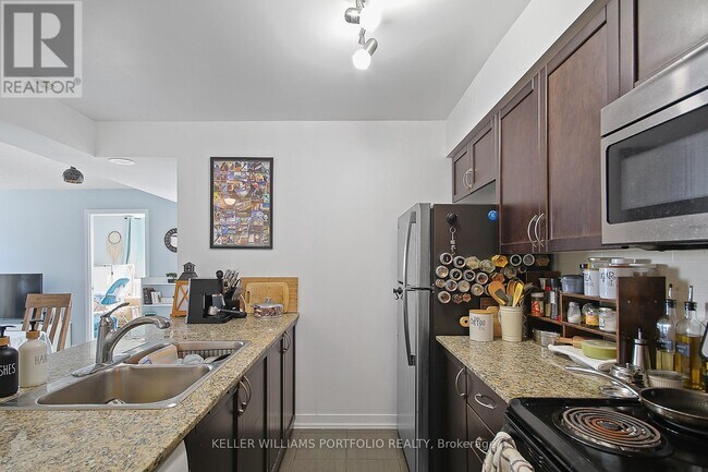 Photo du bâtiment - 816-1816 Lansdowne Ave