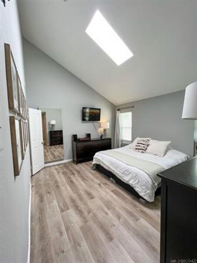 Foto del edificio - PB 3br Townhome $6000 to share Pacific Beach 3 Br Townhome 2 Car Garage Modern Appliances