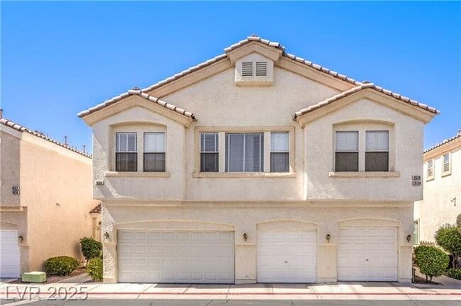 Building Photo - Stylish 3-Bedroom Townhouse with Private B...