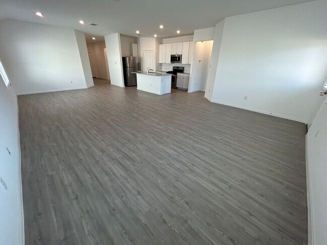 Foto del edificio - *COMING SOON* Dual Primary Suites! Spacious Home w/ Open Kitchen & Community Pool!