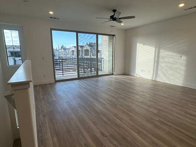 Foto del edificio - 576 N. Chapel Hill  (Spruce & Peach)
