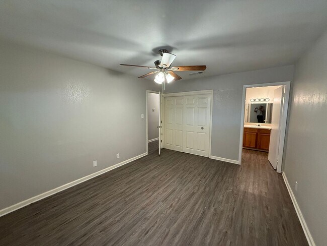 Foto del edificio - 7236 Montgomery Dr