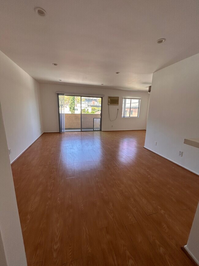 Sala de estar - 649 Westbourne Dr