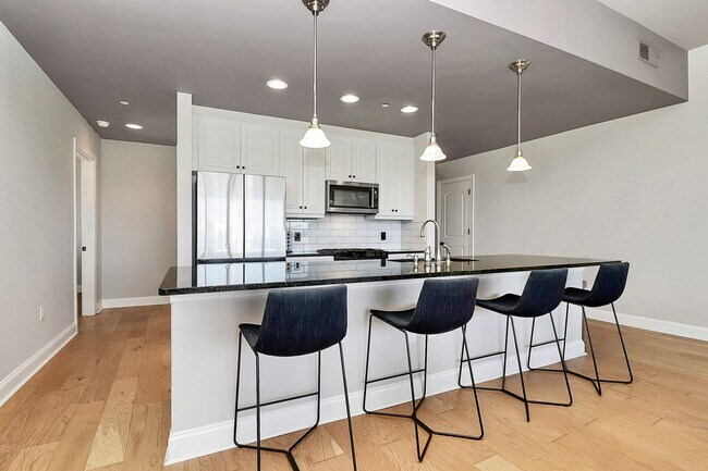 Building Photo - Spectacular 7th floor corner unit condo in Royal Court!