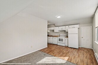 Building Photo - 533 14th Ave