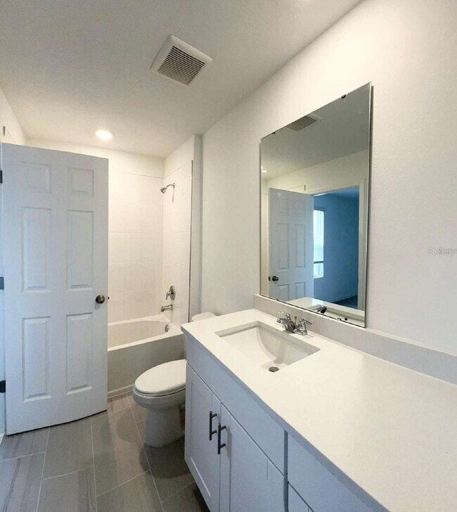 Foto del edificio - Charming 3-Bedroom Townhome with Private Yard in Clermont