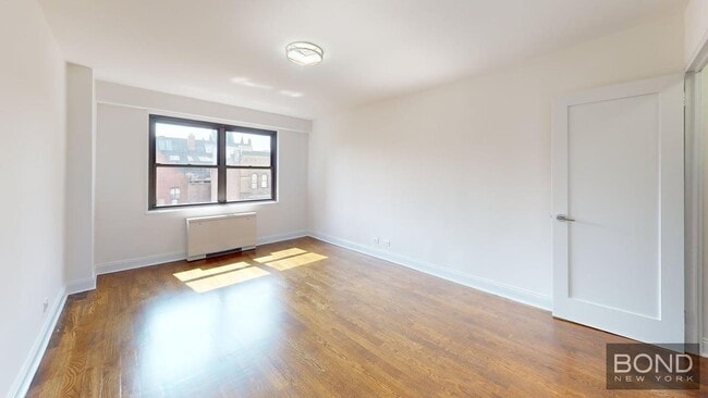 Building Photo - 145 E 16th St