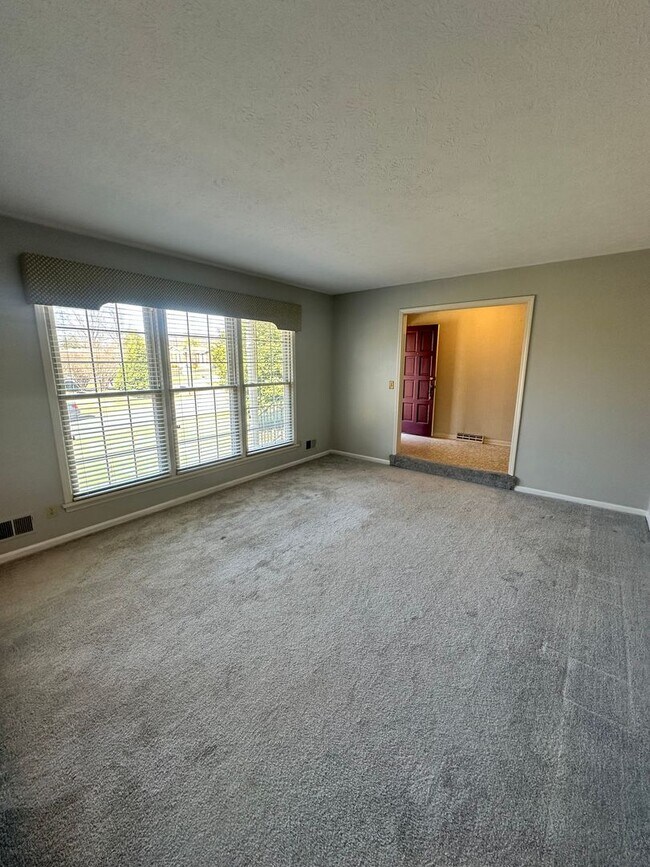 Foto del edificio - 3BR/3BA Home for Rent in J-town with Two Gar Garage and Large Deck!