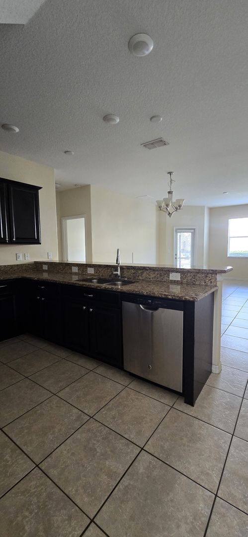 Building Photo - Amazing 4 Bedroom + Office/Bonus Room, 2 1...