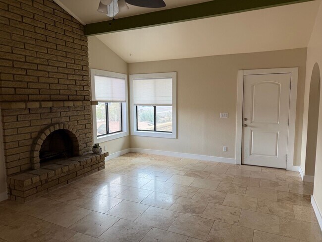 Foto del edificio - Beautiful 3bedroom/1.75 bathrooms, Corner Lot with RV Gate with Lush Backyard