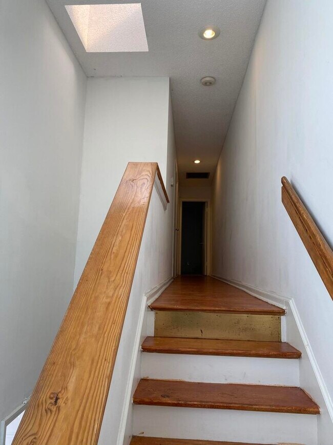 Foto del edificio - 5030 Elmhurst Rd