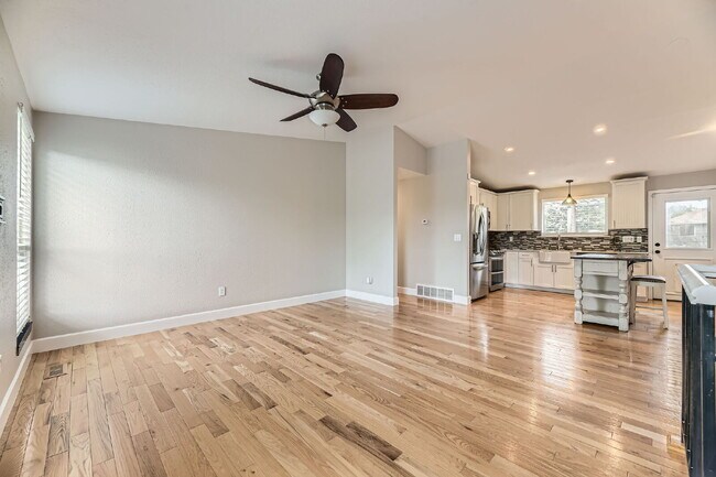 Building Photo - "Immediate Availability! Charming 4-Bed Ho...