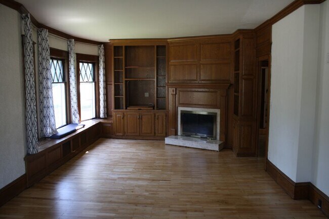 Building Photo - Large 5 Bedroom Home