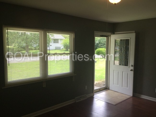 Building Photo - 808 Delbrook Dr