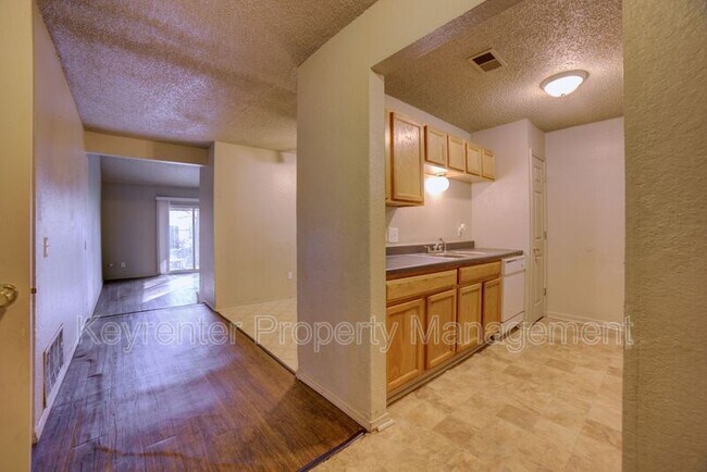 Foto del edificio - 10852 E 33rd St