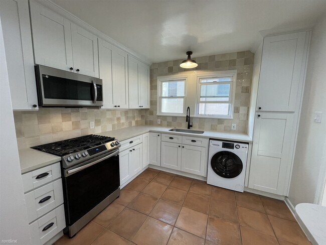 Building Photo - 1 br, 1 bath Duplex - 8216 Romaine Street