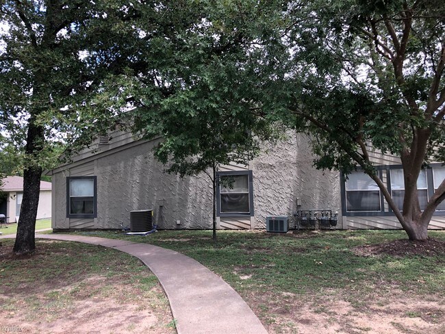 Foto del edificio - 2 br, 2 bath 4plex - 3203 Eagle Hill Ct 32...