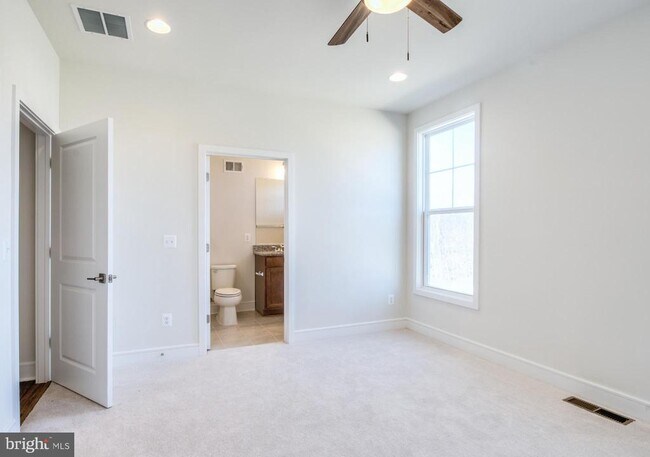 Building Photo - 142 Choke Cherry Ct
