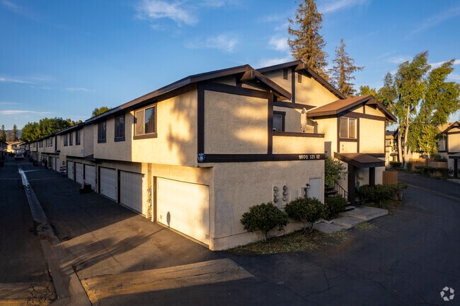 Building Photo - 9800 Vesper Ave