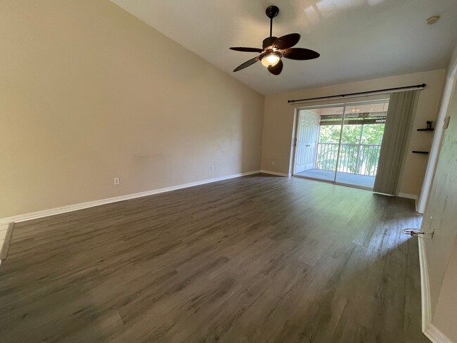 Foto del edificio - ANNUAL RENTAL - 2ND FLOOR LAKE VIEW 2 BED ...