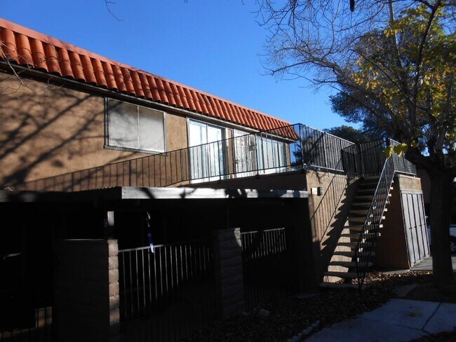 Foto del edificio - 2nd Floor 2 bedroom Condo Near 95/Torrey Pines