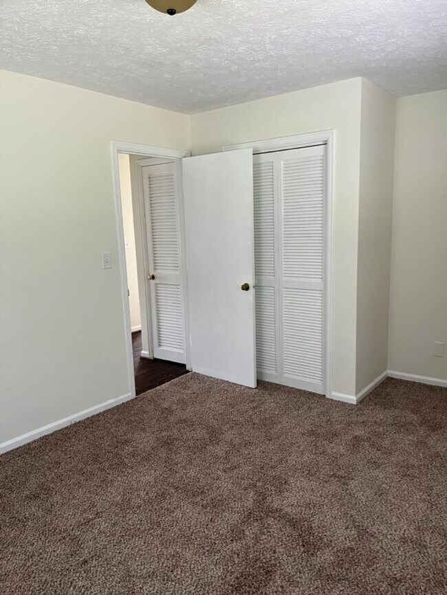 Foto del edificio - Updated 2 bedroom, 1 bath apartment with walk-out patio off of kitchen, and updated flooring.