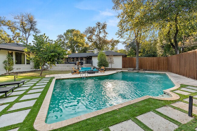 Foto del edificio - 7425 Kenshire Ln