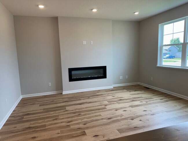 Building Photo - Rare Rogers 3 bed brand new town house for lease!!!