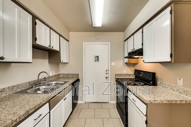 Foto del edificio - 7113 Edinburg Dr