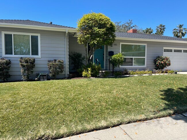 Front of house - 985 Riviera Dr