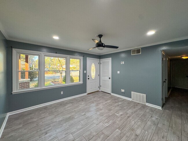 Foto del edificio - Charming 3 Bed 1.5 Bath Home with Flex Room