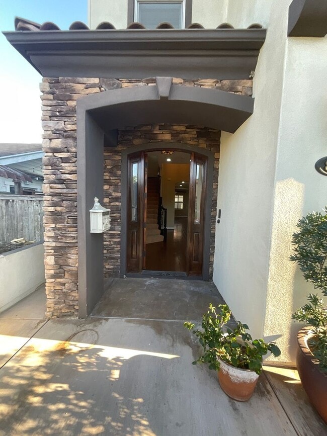 Building Photo - 4 Bedroom 4 Bath 3 Story Home,