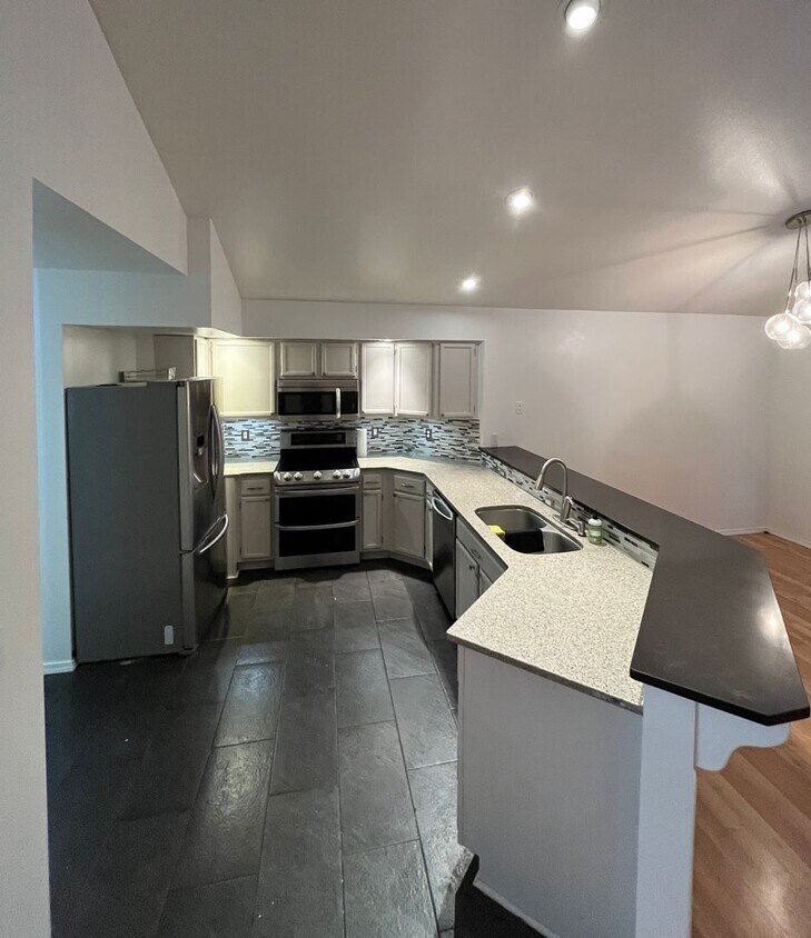 Foto principal - Beautiful Single Family 3 Bedroom!